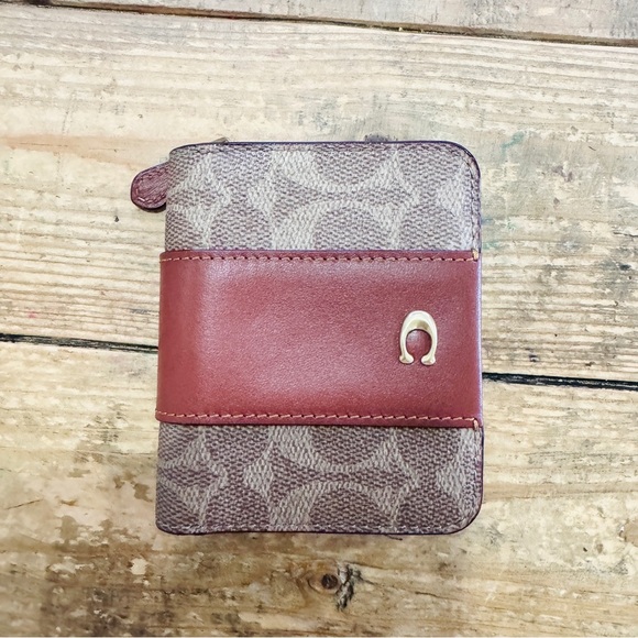 Coach Essential Billfold Wallet In Colorblock Signature Canvas - Picture 5 of 7